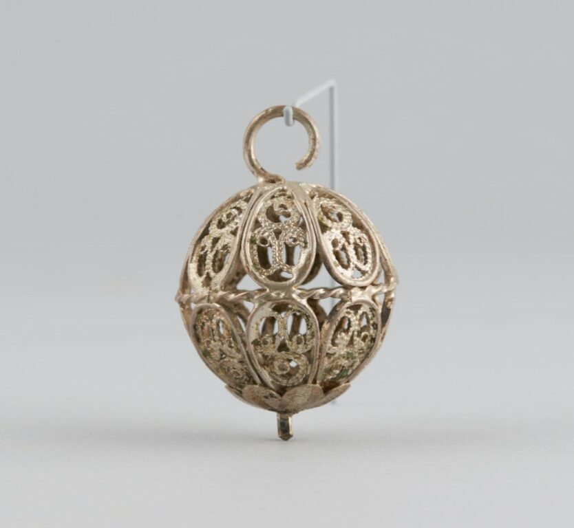 Gombík filigránový