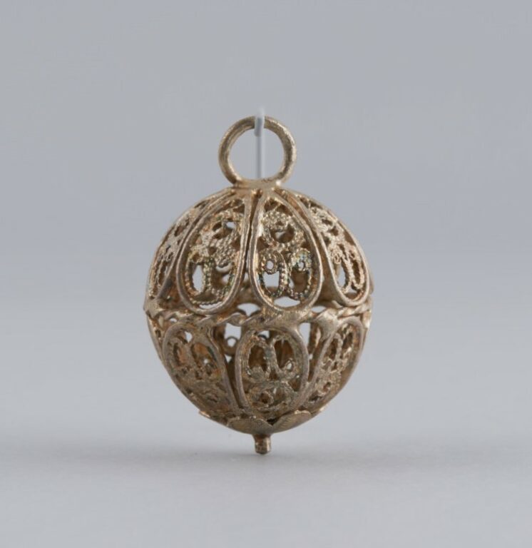 Gombík filigránový