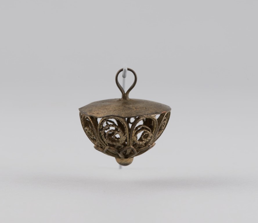 Gombík filigránový