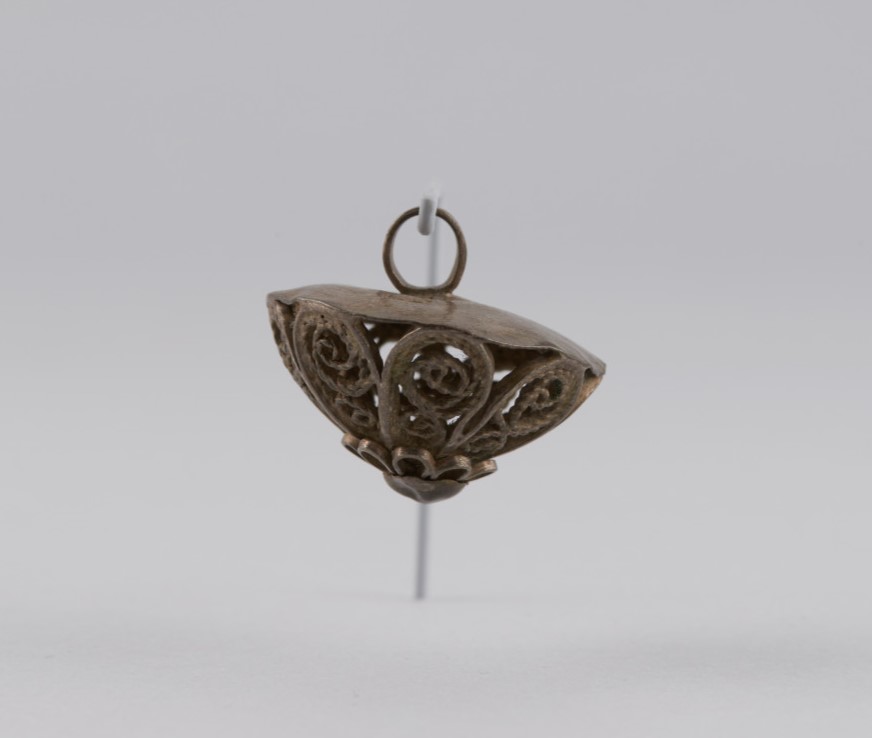 Gombík filigránový