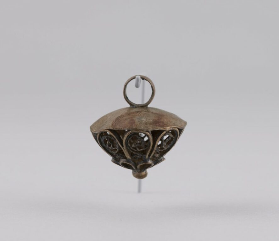 Gombík filigránový