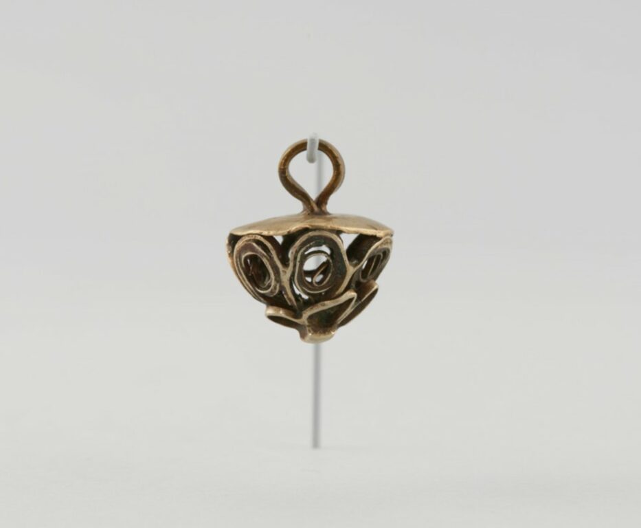 Gombík filigránový