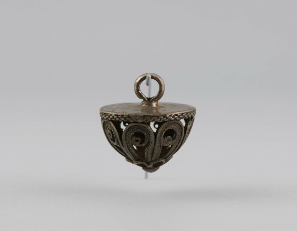 Gombík filigránový