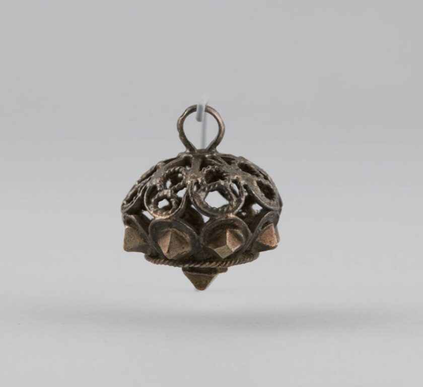 Gombík filigránový