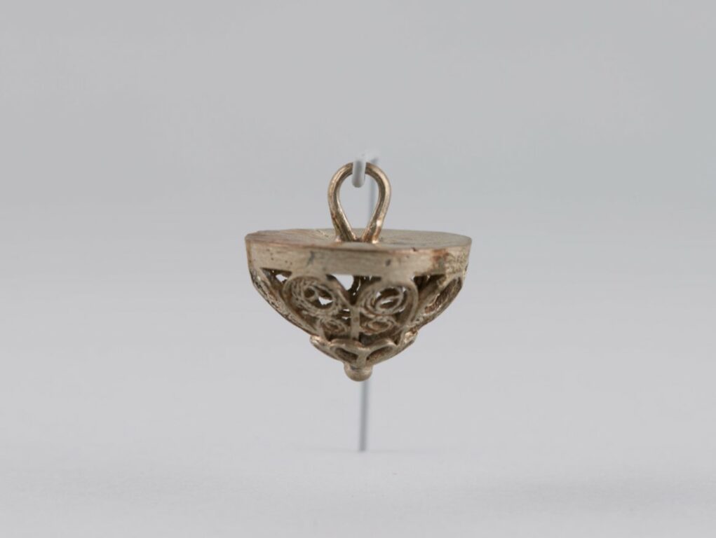 Gombík filigránový