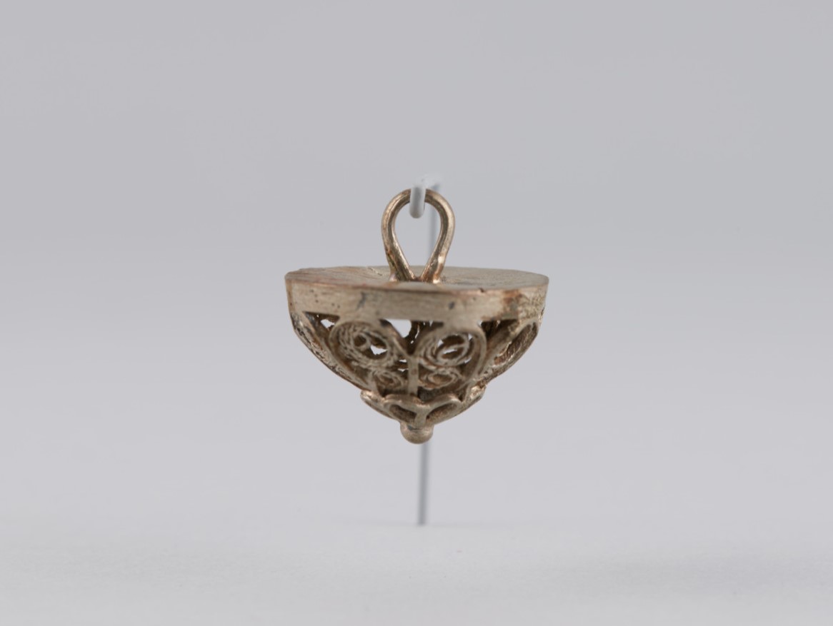 Gombík filigránový