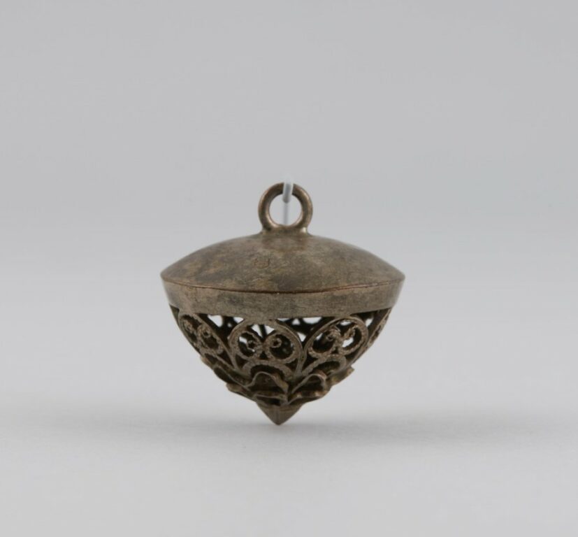 Gombík filigránový