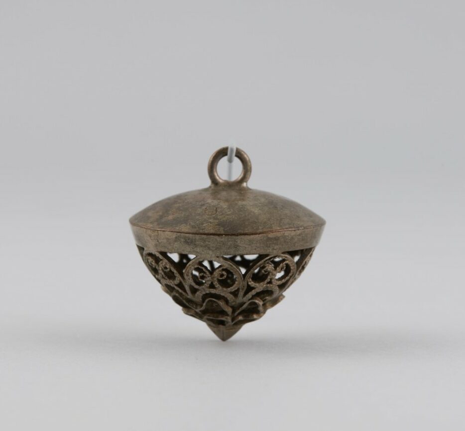 Gombík filigránový