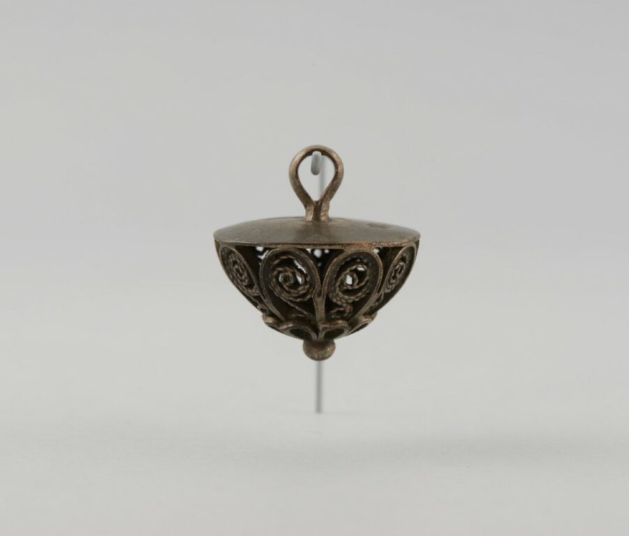 Gombík filigránový