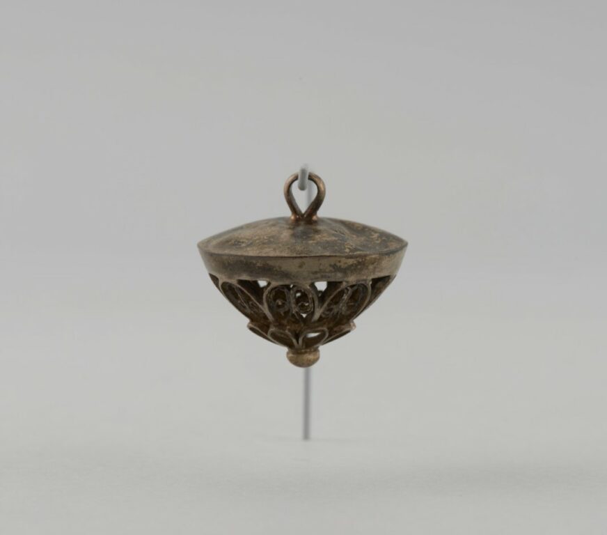 Gombík filigránový