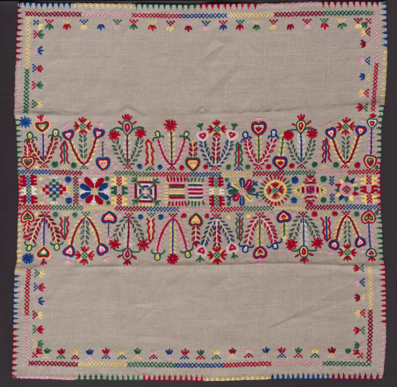 Prikrývka vyšívaná