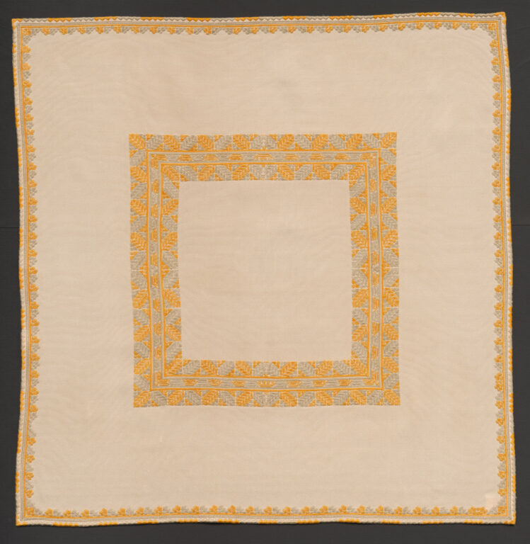 Prikrývka vyšívaná