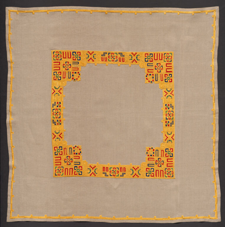 Prikrývka vyšívaná