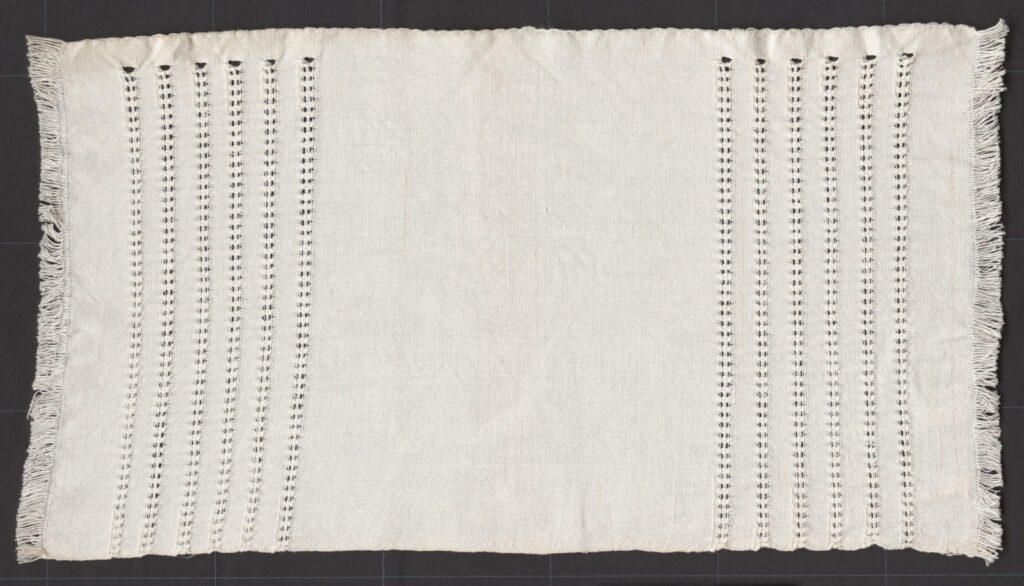 Prikrývka tkaná s ažúrovým vzorom