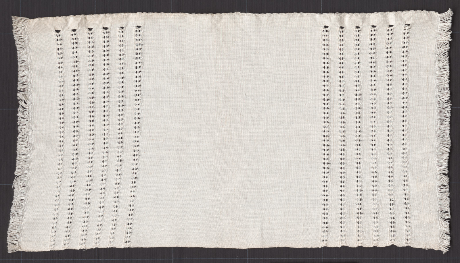 Prikrývka tkaná s ažúrovým vzorom