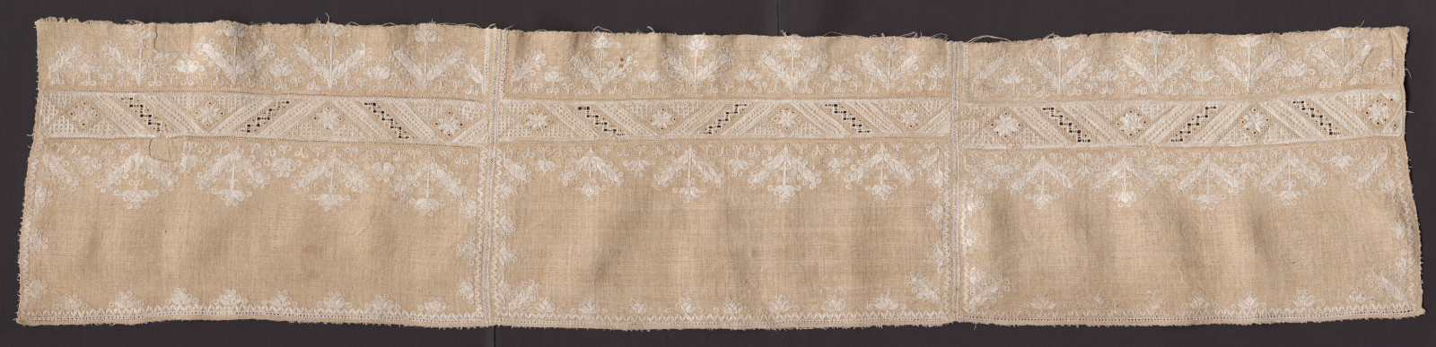 Výšivka z kútnej plachty