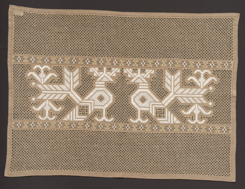 Prikrývka vyšívaná