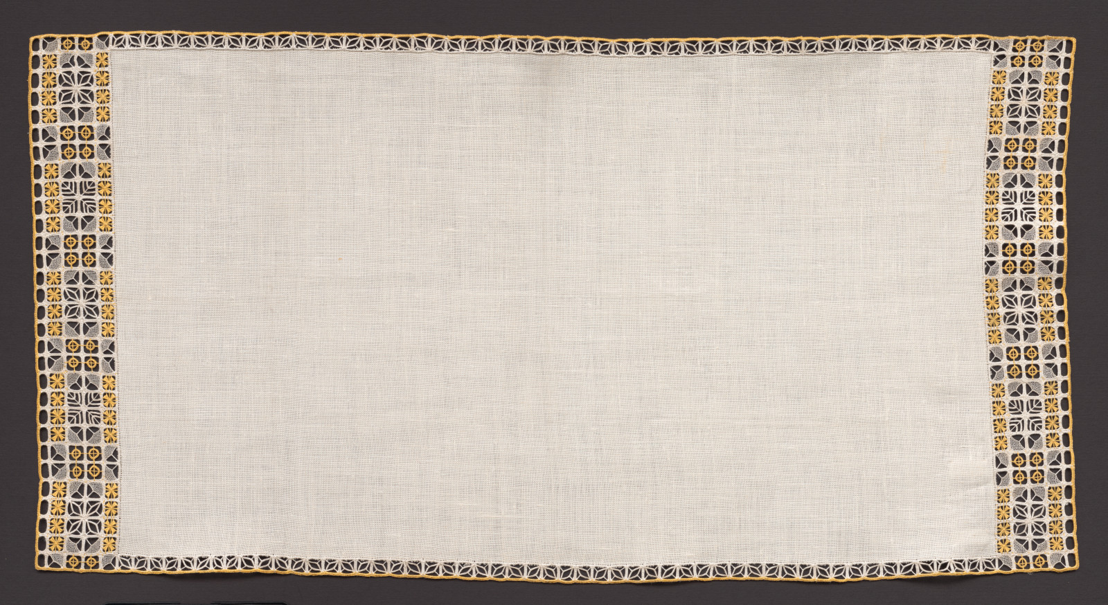 Prikrývka vyšívaná