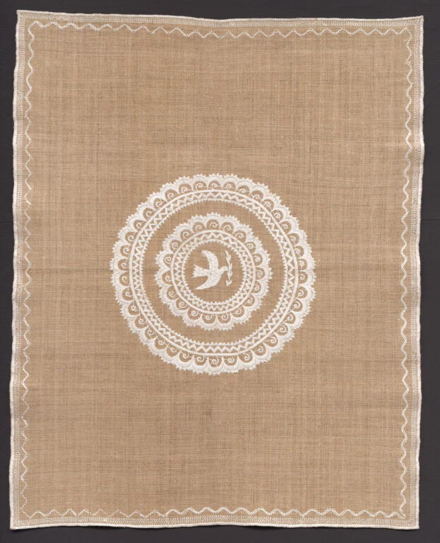 Prikrývka vyšívaná