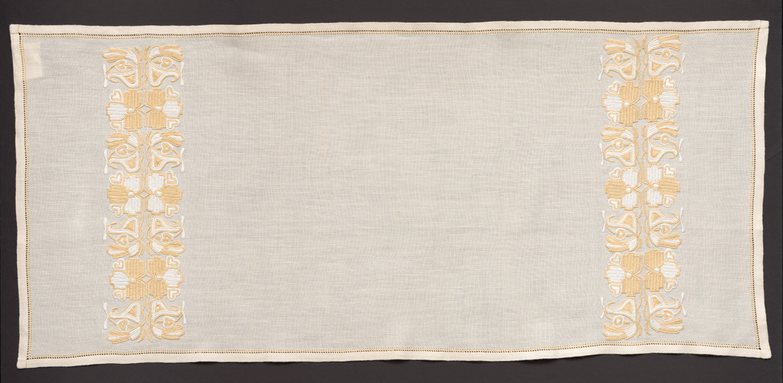 Prikrývka vyšívaná