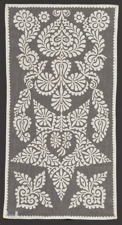 Prikrývka s trakovickou aplikáciou