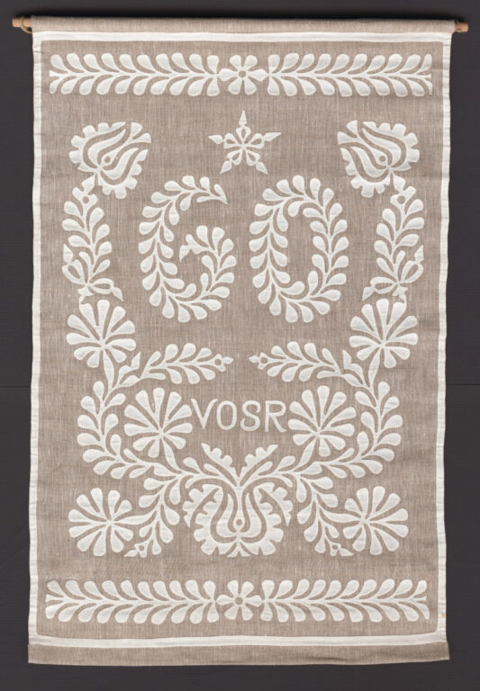 Záves s trakovickou aplikáciou