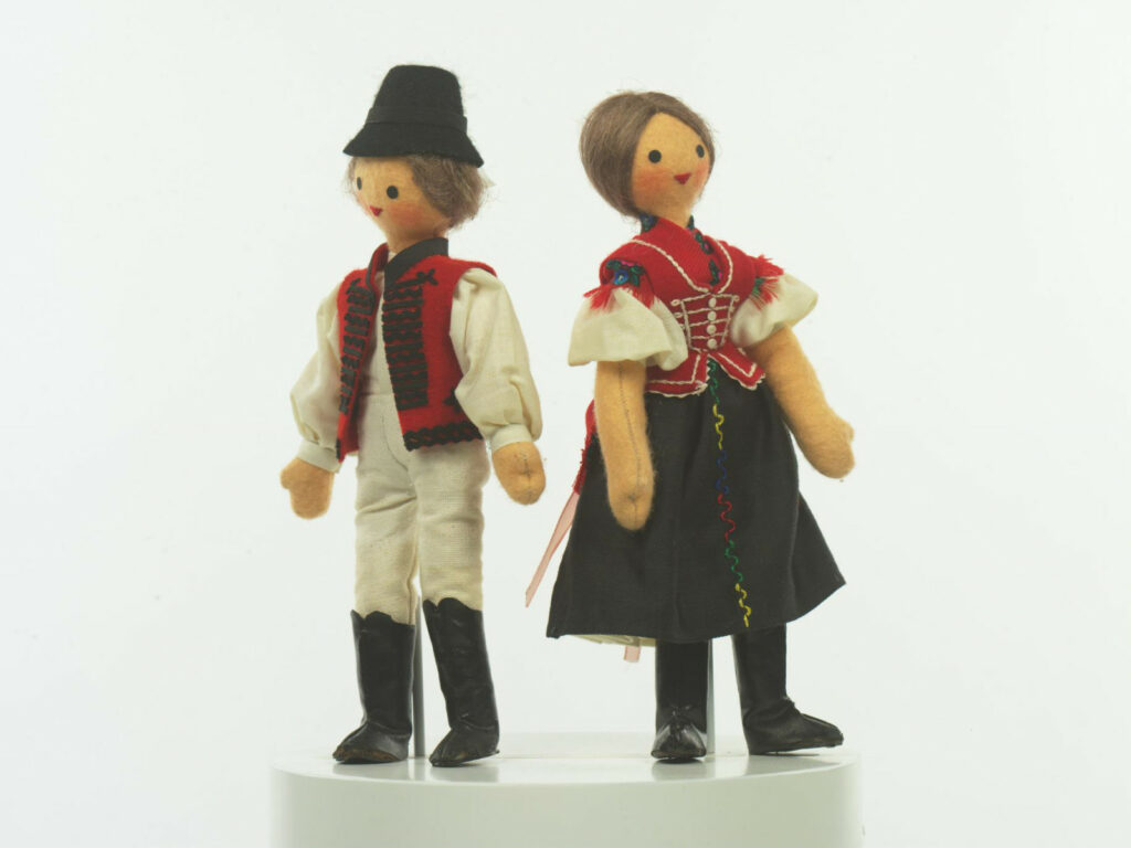 Bábika krojovaná, pár