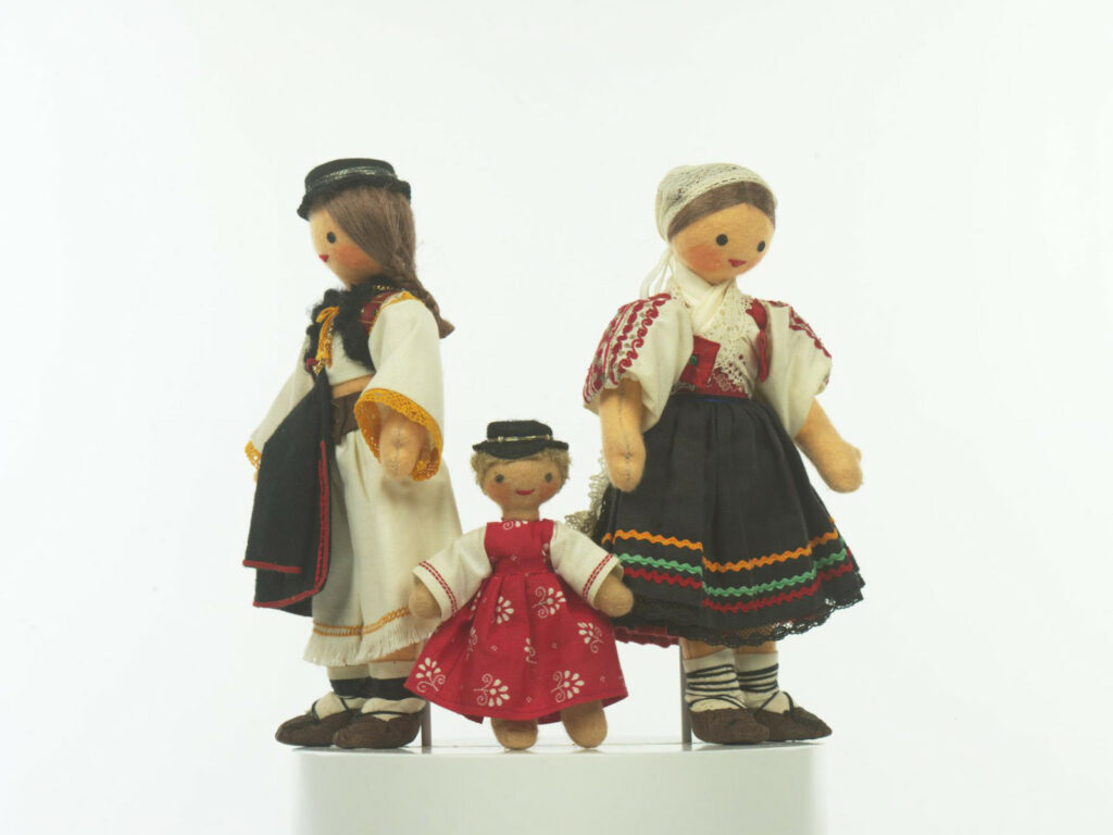 Bábika krojovaná, rodina