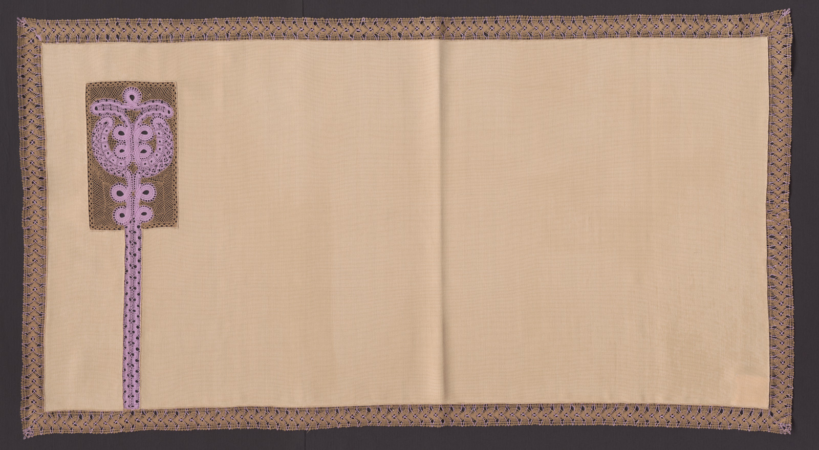 Prikrývka s paličkovanou čipkou