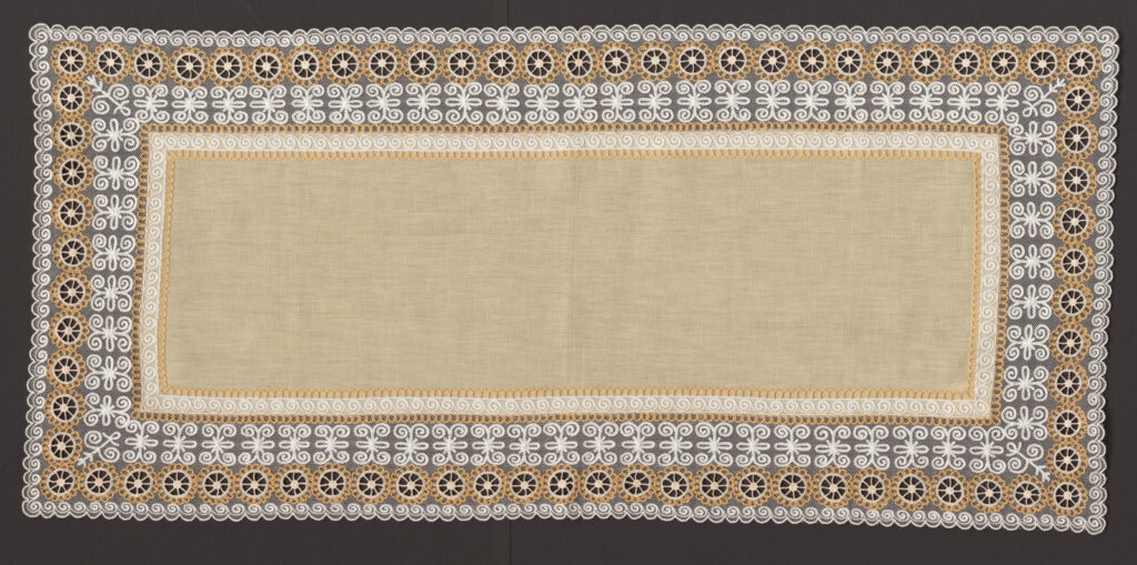 Prikrývka vyšívaná