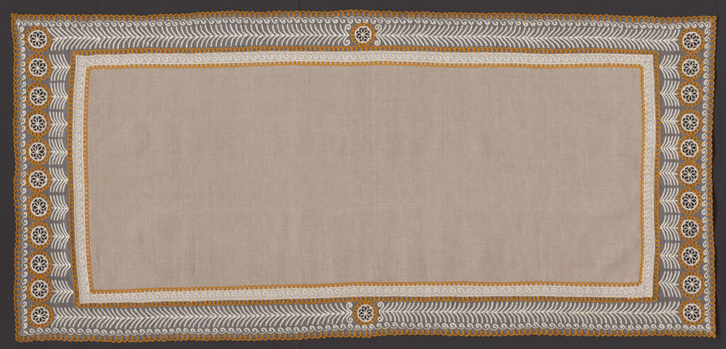 Prikrývka vyšívaná