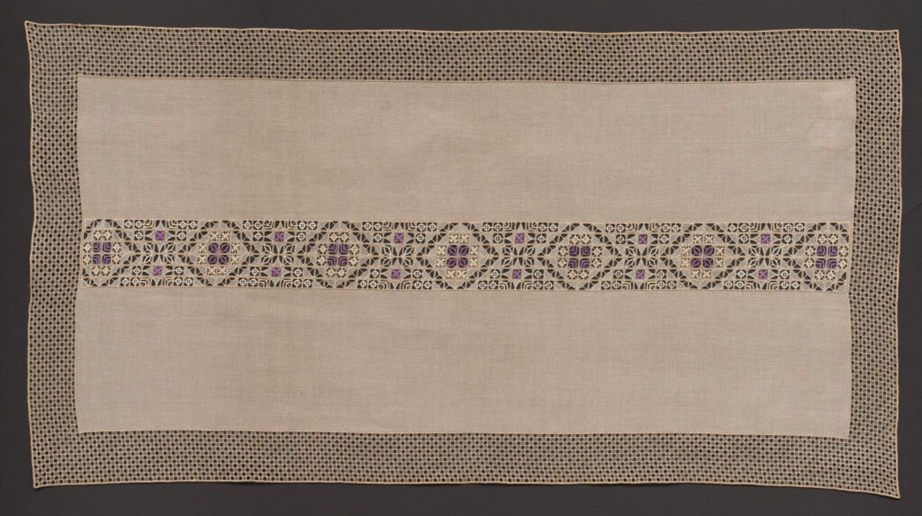 Prikrývka vyšívaná