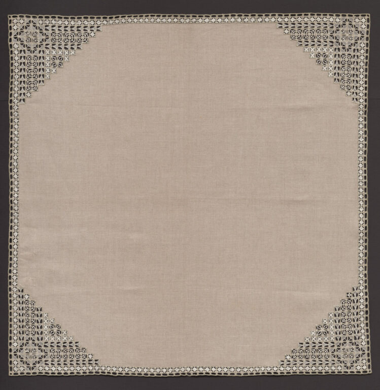 Prikrývka vyšívaná