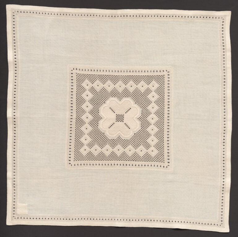 Prikrývka vyšívaná