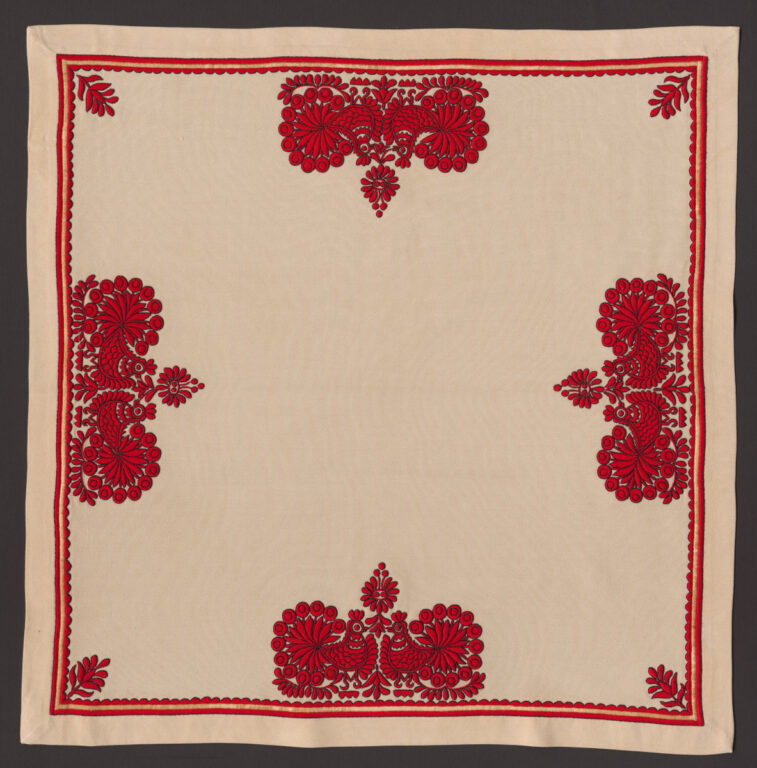 Prikrývka vyšívaná