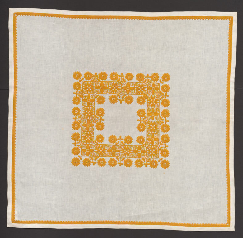 Prikrývka vyšívaná