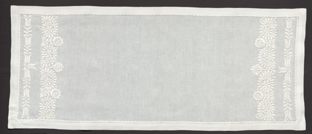 Prikrývka vyšívaná