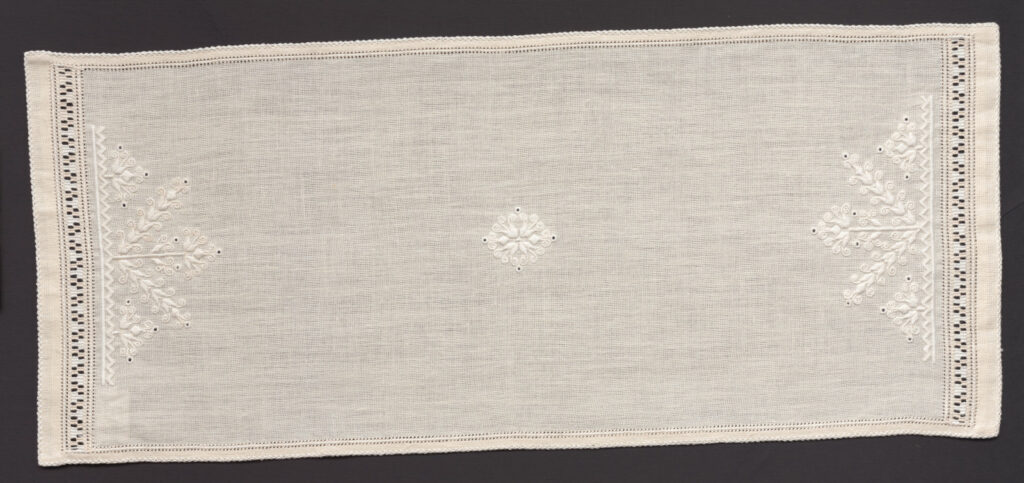 Prikrývka vyšívaná