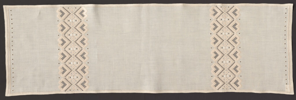 Prikrývka vyšívaná