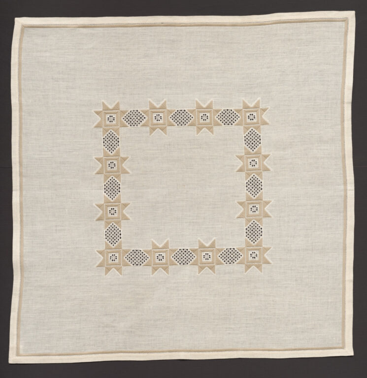 Prikrývka vyšívaná