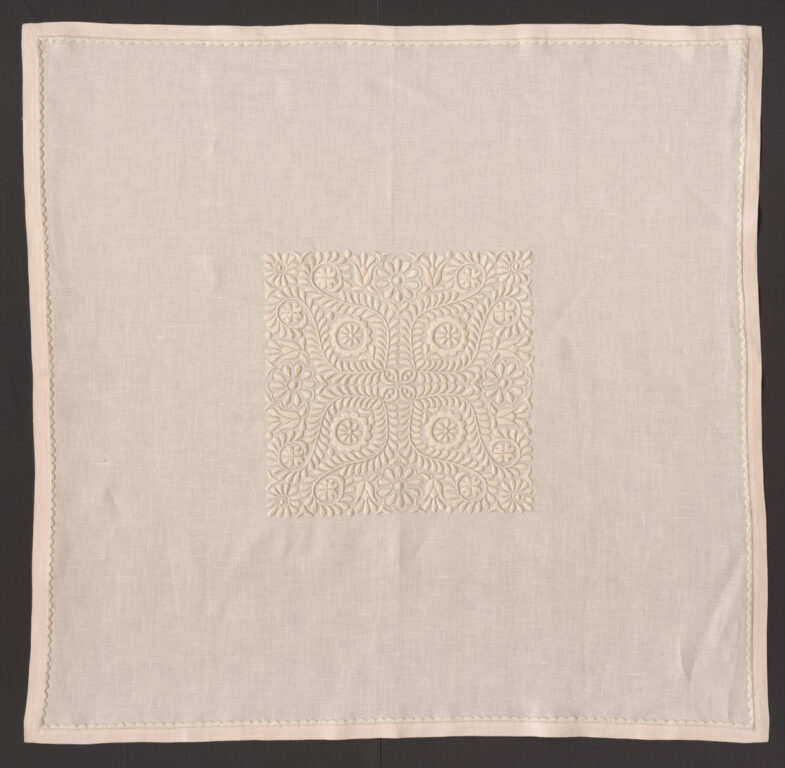 Prikrývka vyšívaná