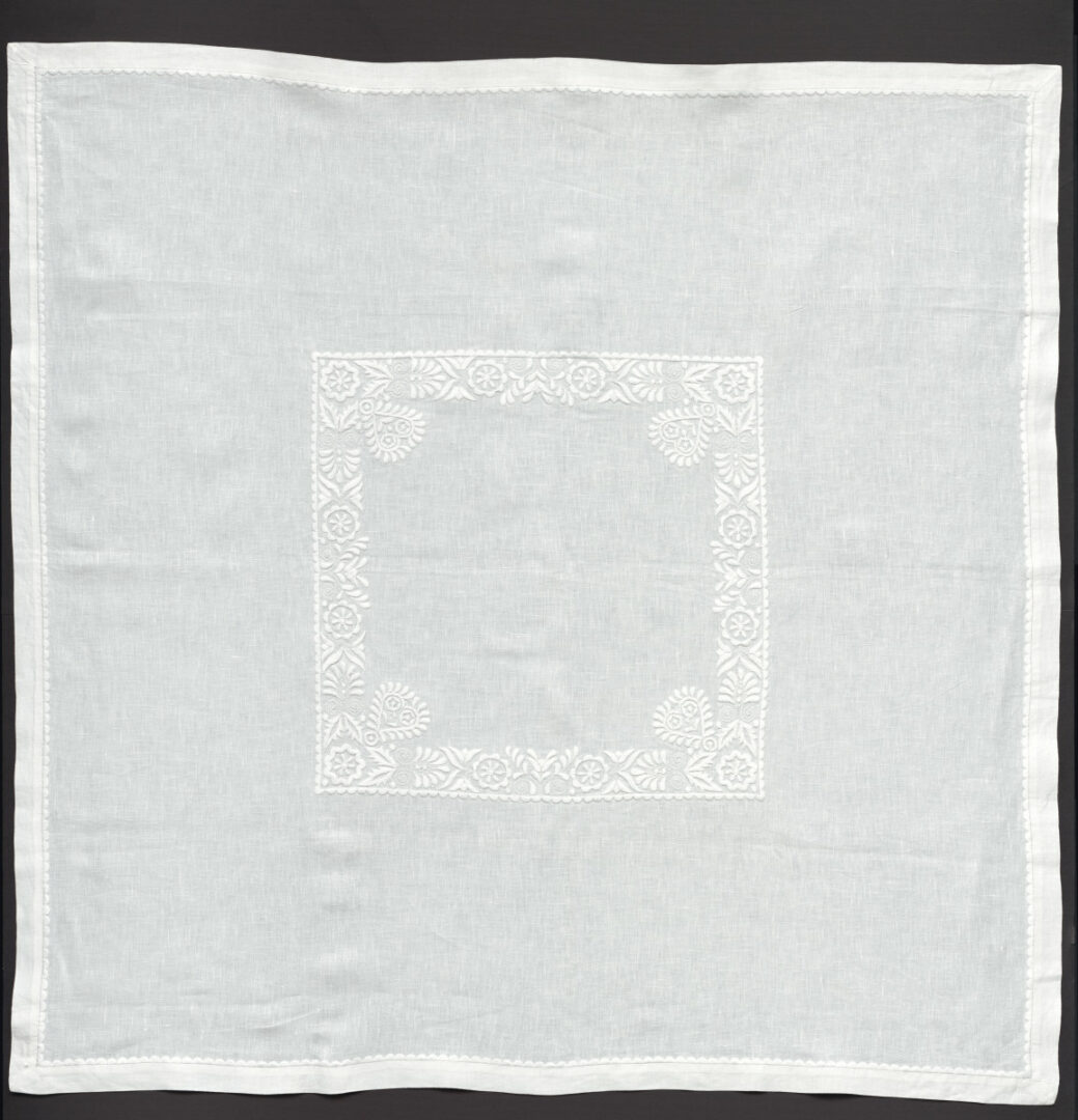 Prikrývka vyšívaná