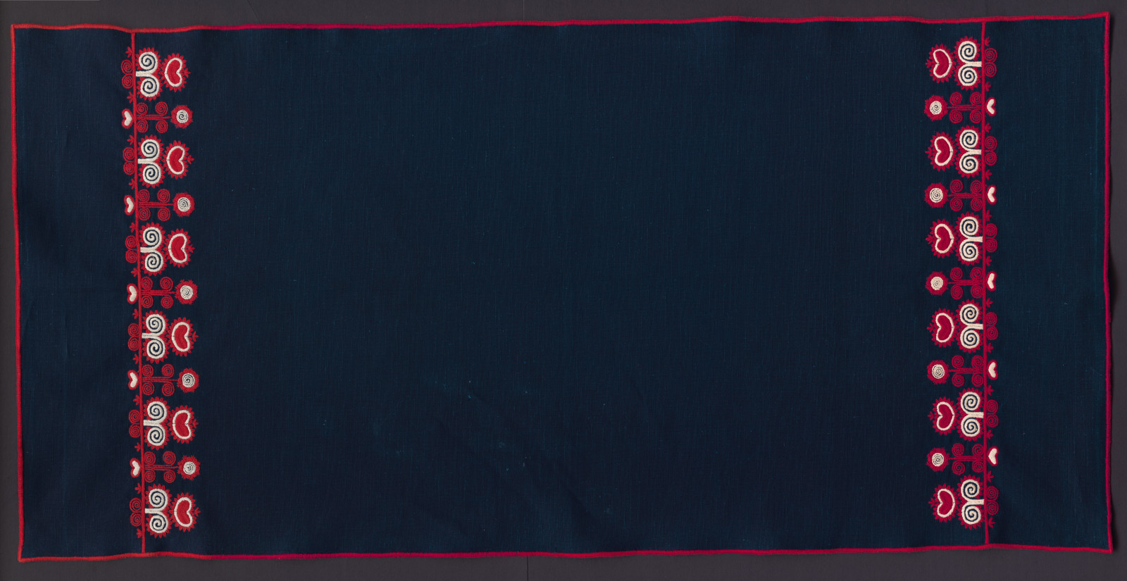 Prikrývka vyšívaná