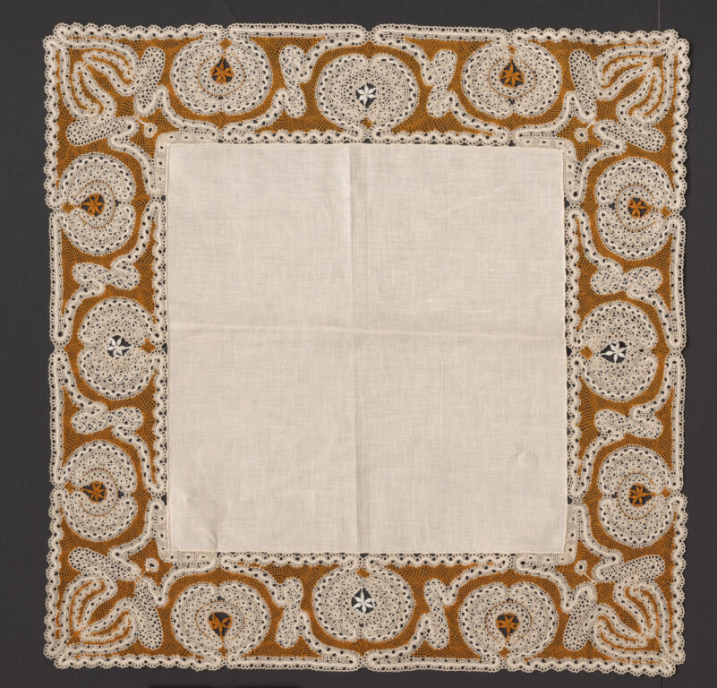 Prikrývka s paličkovanou čipkou