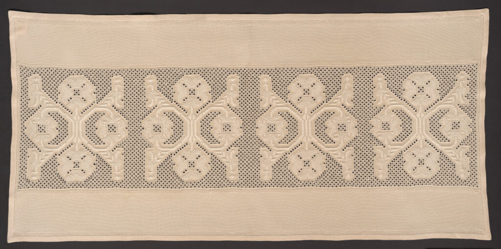 Prikrývka vyšívaná