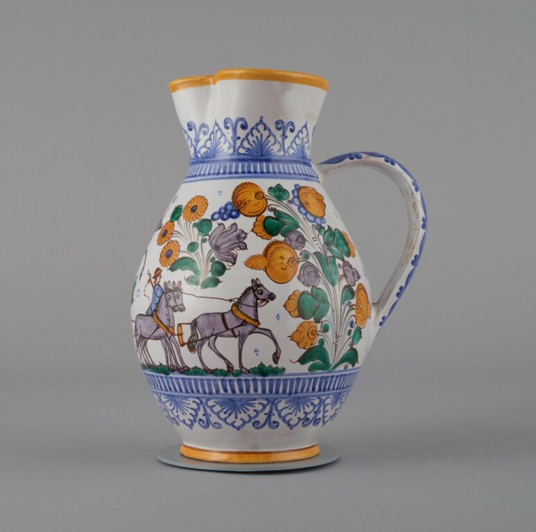 Džbán majolikový