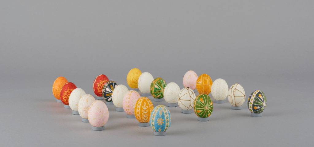 Kraslica batikovaná-ukážka postupu výroby