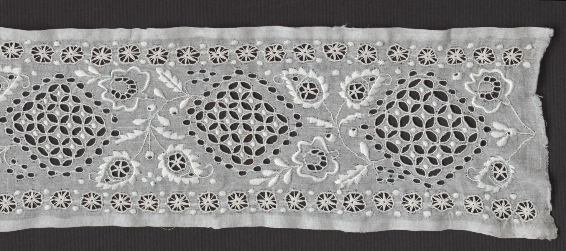 Výšivka na batiste