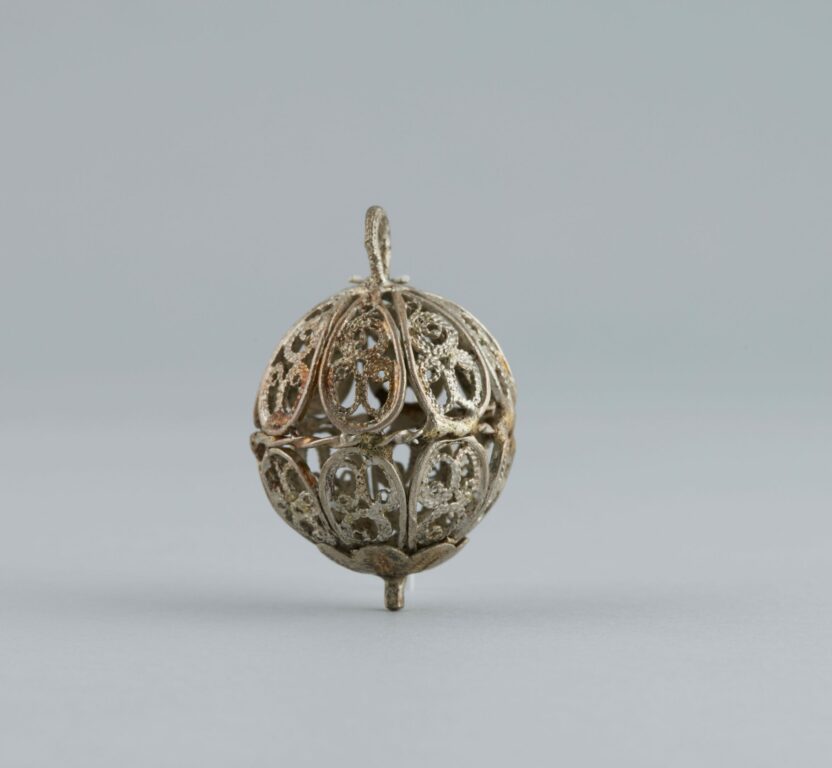 Gombík filigránový