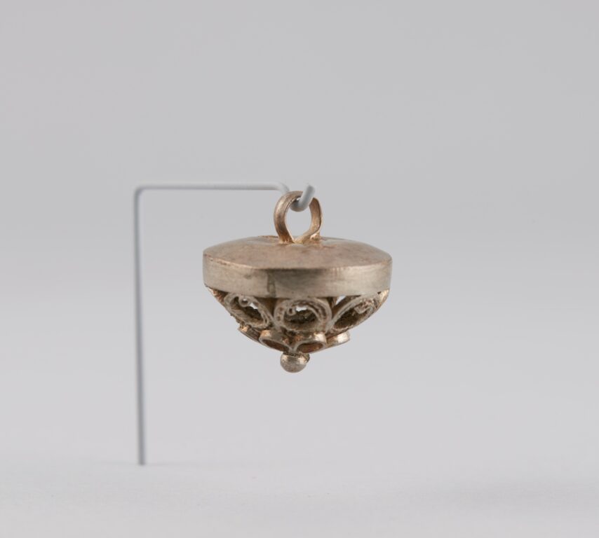 Gombík filigránový